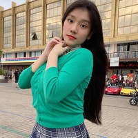 Menurut Hotman Paris, pendamping yang cantik mempunyai keunggulan karena bagus untuk marketing. Salah satu pilihannya jatuh kepada Coco Lee, dia merupakan aspri termuda yang berusia 16 tahun. Foto: Instagram/cocobroccolee