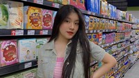Saat belanja ke supermarket, bagian penjualan sereal menjadi tempat kesukaannya. Coco Lee memang gemar makanan manis dan seringkali memilih sereal sebagai menu sarapannya. Foto: Instagram/cocobroccolee