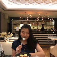 Pesona Aspri Termuda Hotman Paris yang Doyan Makan Burger