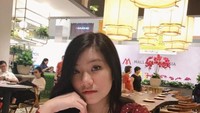 Coco Lee selalu tampil fashionable dengan pakaian berwarna cerah. Saat mengenakan baju merah ini, dirinya yang lapar tampak tak sabar menunggu makanan. Foto: Instagram/cocobroccolee