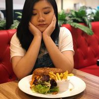 Pesona Aspri Termuda Hotman Paris yang Doyan Makan Burger