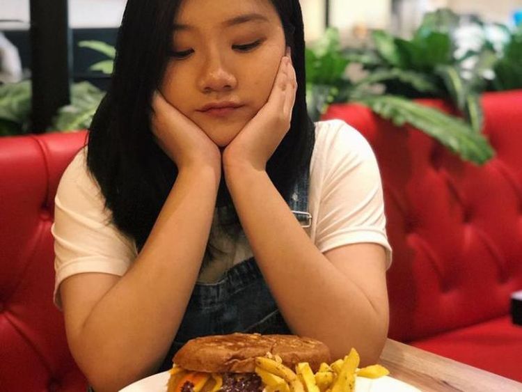 Pesona Aspri Termuda Hotman Paris yang Doyan Makan Burger