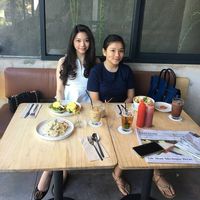Pesona Aspri Termuda Hotman Paris yang Doyan Makan Burger
