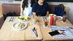 Pesona Aspri Termuda Hotman Paris yang Doyan Makan Burger