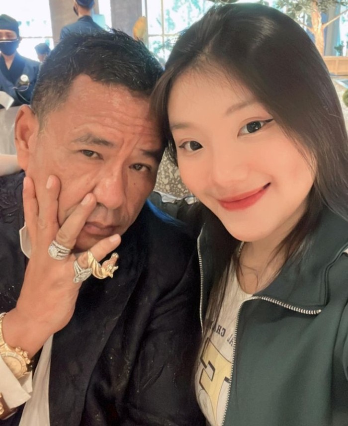 Pesona Aspri Termuda Hotman Paris yang Doyan Makan Burger