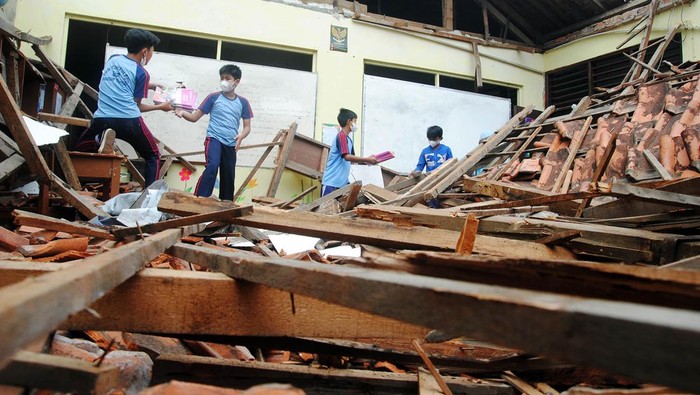 Dua ruang kelas di SDN Ciheulet 1 dan 2 ambruk pada Senin (28/3/2022) dinihari. Bangunan yang lapuk membuat atap bangunan ambruk setelah diguyur hujan deras.
