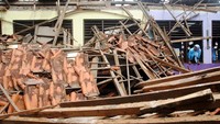 Seorang guru melihat kondisi atap sekolah yang ambruk di SDN Ciheuleut 1 Kota Bogor, Jawa Barat, Selasa (29/3/2022).