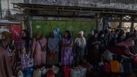 Warga mengaku rela mengantre hingga malam hari untuk membeli minyak goreng curah.