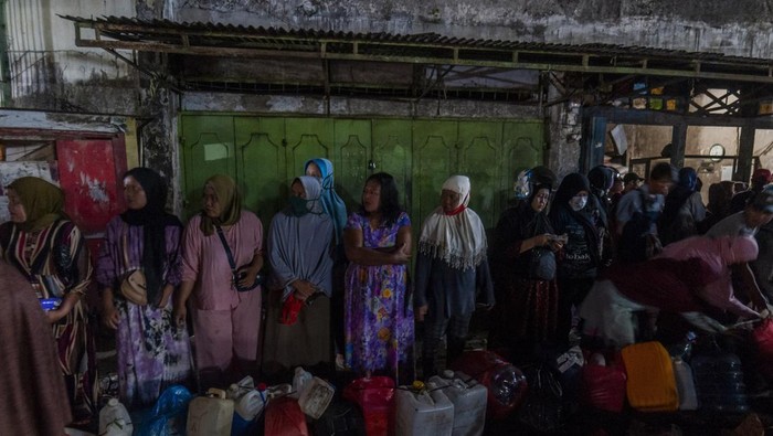 Warga membawa minyak goreng curah yang dibelinya di Rangkasbitung, Lebak, Banten, Selasa (29/3/2022). Warga mengaku rela mengantre hingga malam hari untuk membeli minyak goreng curah karena harganya jauh lebih murah dibanding minyak goreng kemasan. ANTARA FOTO/Muhammad Bagus Khoirunas/foc.