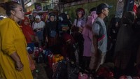Warga antre saat pembeli minyak goreng curah di Rangkasbitung, Lebak, Banten, Selasa (29/3/2022).