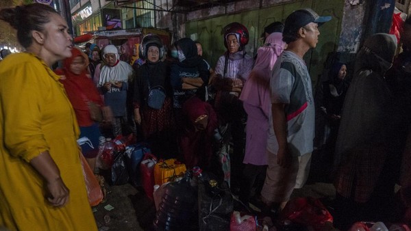 Berburu Minyak Goreng Curah Hingga Malam Hari