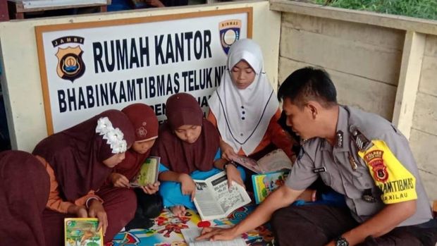 Bripka Ucen S Kasih, pejuang literasi di Desa Jambi