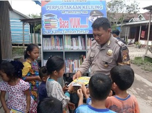 Kenalkan Bripka Ucen, Pejuang Literasi di Desa Jambi