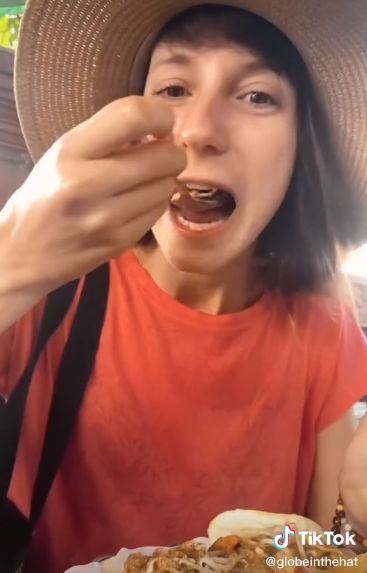 Dulunya Tak Biasa Sarapan Nasi, Kini Bule Ini Doyan Makan Nasi Pecel
