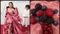 Carolina Gaitan mengenakan gaun satin luar biasa buatan Tony Ward Couture. Warna pinknya mirip gelato dengan topping buah berry ya?