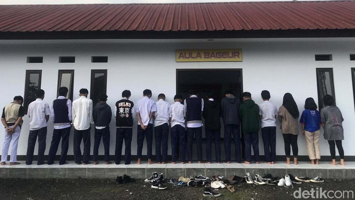 Polisi mengamankan sejumlah remaja yang diduga hendak tawuran di Jalan Syamsudin, Kecamatan Cikole, Kota Sukabumi. Beberapa diantaranya adalah remaja perempuan.