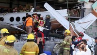 Tak hanya merusak supermarket, kecelakaan pesawat itu turut menewaskan 3 orang dan melukai 4 orang lainnya.