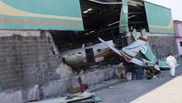 Ekor dan sayap pesawat kecil tersebut dilaporkan hampir putus.