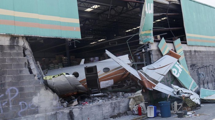 Ditabrak Pesawat Kecil, Supermarket di Meksiko Porak Poranda Sebuah pesawat kecil menabrak supermarket yang berada di kawasan Meksiko. Selain menewaskan 3 orang, kecelakaan ini juga membuat supermarket rusak berat. Ini fotonya.