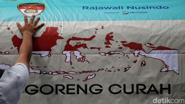 Efek Migor Mahal, Warga Kelapa Gading Antre Minyak Goreng Curah Murah Warga di Kelapa Gading, Jakarta Utara, ramai-ramai antre membeli minyak goreng curah murah. Minyak goreng curah ini dijual Rp 14 ribu dan Rp 15 ribu per liter.