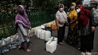 Minyak goreng curah ini dijual dengan harga Rp 14 ribu dan Rp 15 ribu per liter.