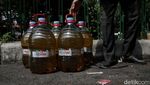 Di Jakut, Warga Antre Panjang Demi Migor Curah dengan Harga Miring