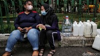 Warga berdatangan ke kawasan Pasar Mandiri Sumagung,Kelapa Gading, Jakarta Utara, untuk mengantre membeli minyak goreng curah murah.
