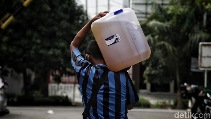 Efek Migor Mahal, Warga Kelapa Gading Antre Minyak Goreng Curah Murah Warga di Kelapa Gading, Jakarta Utara, ramai-ramai antre membeli minyak goreng curah murah. Minyak goreng curah ini dijual Rp 14 ribu dan Rp 15 ribu per liter.