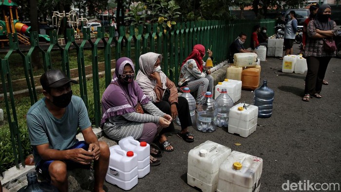 Efek Migor Mahal, Warga Kelapa Gading Antre Minyak Goreng Curah Murah Warga di Kelapa Gading, Jakarta Utara, ramai-ramai antre membeli minyak goreng curah murah. Minyak goreng curah ini dijual Rp 14 ribu dan Rp 15 ribu per liter.