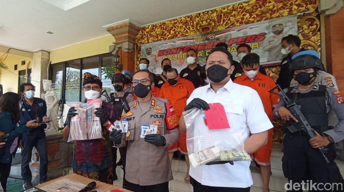 Empat pelaku penipuan bermodus menggandakan uang ditangkap Polresta Denpasar. Para pelaku beraksi 17 kali di tiga pulau yakni Sumatera, Jawa, dan Bali. (Sui S/detikcom)