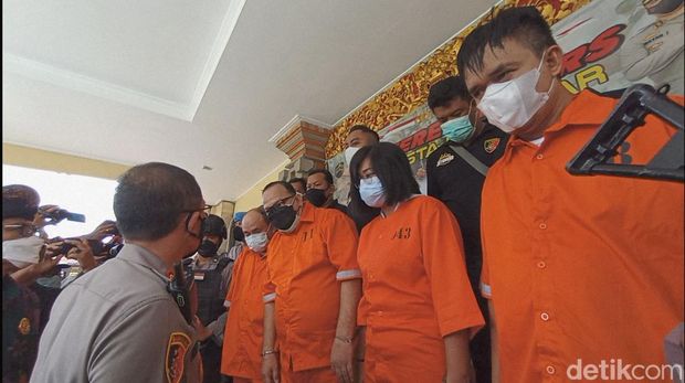 Empat pelaku penipuan bermodus menggandakan uang ditangkap Polresta Denpasar. Para pelaku beraksi 17 kali di tiga pulau yakni Sumatera, Jawa, dan Bali. (Sui S/detikcom)