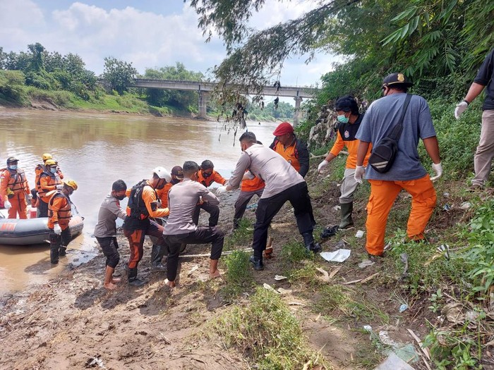Evakuasi kakek tenggelam di Ngawi