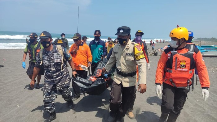 Evakuasi mayat yang ditemukan di perairan Karangwuni, Wates, Kulon Progo, Selasa (29/3/2022).