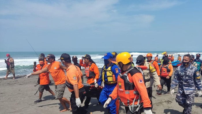 Evakuasi mayat yang ditemukan di perairan Karangwuni, Wates, Kulon Progo, Selasa (29/3/2022).