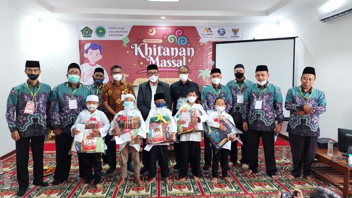 Forum Komunikasi Penyuluh Agama Islam KUA Kecamatan Menteng menggelar acara khitanan massal untuk menyambut datangnya bulan suci Ramadan 1443 Hijriah. (dok Istimewa)