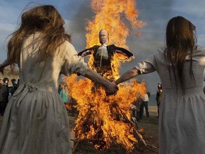 Bikin Arak-arakan, Warga Georgia Bakar Patung Putin