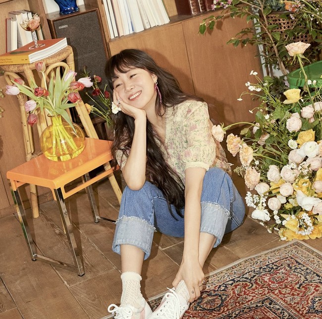 Gong Hyo Jin hadir di acara pernikahan sahabatnya Son Ye Jin dengan Hyun Bin. Bintang drama Korea When the Camellia Blooms itu bahkan menangkap karangan bunga yang dilemparkan mempelai wanita. Foto: dok. Instagram @rovvxhyo