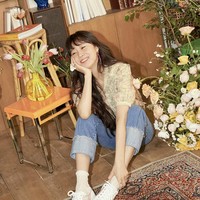 Gong Hyo Jin hadir di acara pernikahan sahabatnya Son Ye Jin dengan Hyun Bin. Bintang drama Korea When the Camellia Blooms itu bahkan menangkap karangan bunga yang dilemparkan mempelai wanita. Foto: dok. Instagram @rovvxhyo