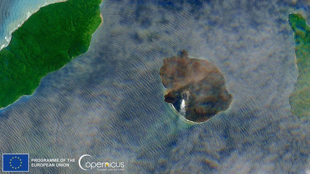 Gunung Anak Krakatau dari luar angkasa.