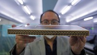 Wilson Tong, CEO LifeArt Asia, menunjukkan sampel material peti mati kardus di pabrik Tong di Hong Kong, Jumat, (18/3/2022).