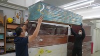Pabrik LifeArt Asia di Aberdeen, distrik selatan Hong Kong, mampu memproduksi hingga 50 peti mati sehari.