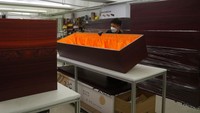 Menjawab kelangkaan peti mati, beberapa perusahaan menawarkan alternatif seperti peti kardus yang ramah lingkungan. LifeArt Asia memiliki peti kardus yang terbuat dari serat kayu daur ulang yang dapat disesuaikan dengan desain pada eksteriornya.