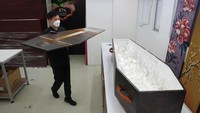 Hong Kong telah melaporkan rata-rata sekitar 200 kematian setiap hari selama seminggu terakhir karena banyak penduduk lanjut usia yang tidak divaksinasi meninggal karena COVID-19. Lonjakan telah membebani kamar mayat, dan wadah berpendingin digunakan untuk menyimpan mayat sementara.