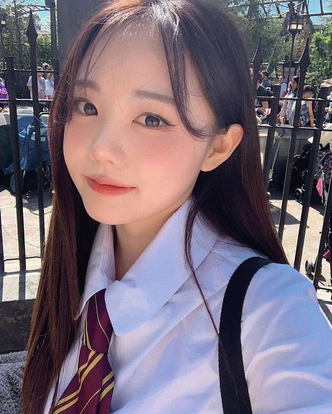 Hong Young Ki semakin terlihat semakin muda karena pakai baju seperti seragam sekolah. Ketika itu, ia didatangi anak-anak SMP yang ingin mengajaknya kenalan. Foto: Instagram
