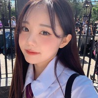 Hong Young Ki semakin terlihat semakin muda karena pakai baju seperti seragam sekolah. Ketika itu, ia didatangi anak-anak SMP yang ingin mengajaknya kenalan. Foto: Instagram