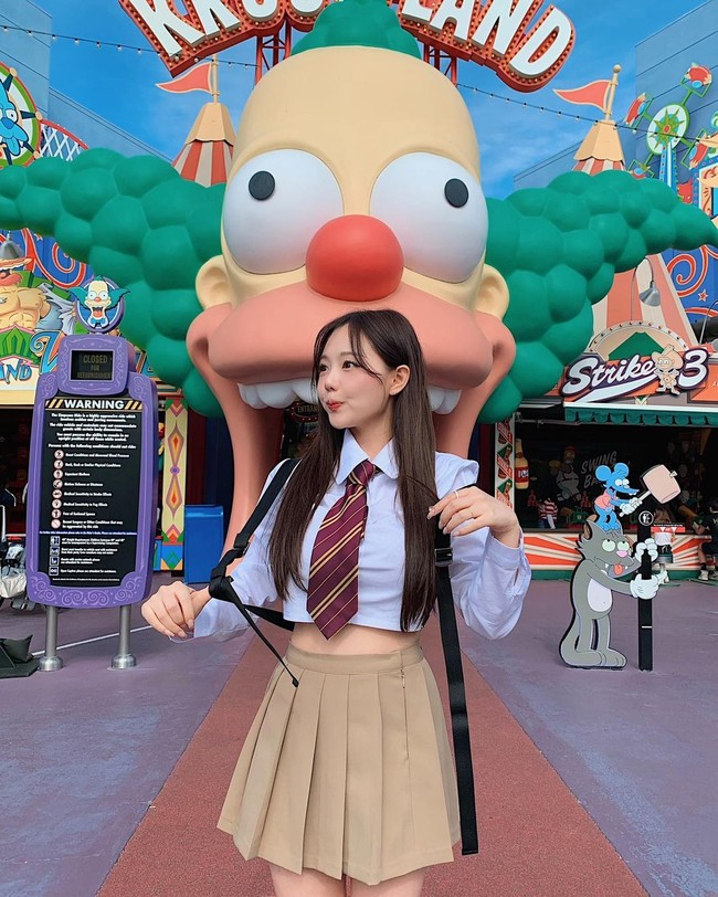 Seorang ibu dua anak bernama Hong Young Ki boleh berbangga ketika siswa sekolah menganggapnya seumuran. Ia bahkan diminta nomor telepon oleh anak-anak SMP. Foto: Instagram