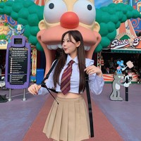 Seorang ibu dua anak bernama Hong Young Ki boleh berbangga ketika siswa sekolah menganggapnya seumuran. Ia bahkan diminta nomor telepon oleh anak-anak SMP. Foto: Instagram