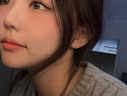 Penampilan Ibu 2 Anak yang Kelewat Imut Sampai Diajak Kenalan Anak-anak SMP