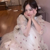 Hong Young Ki adalah seorang ibu berusia 31 tahun dari dua anak yang berpenampilan awet muda. Ia dikenal sebagai ulzzang atau seseorang yang berwajah terbaik (tampan atau cantik) sejak tahun 2000an.Foto: Instagram