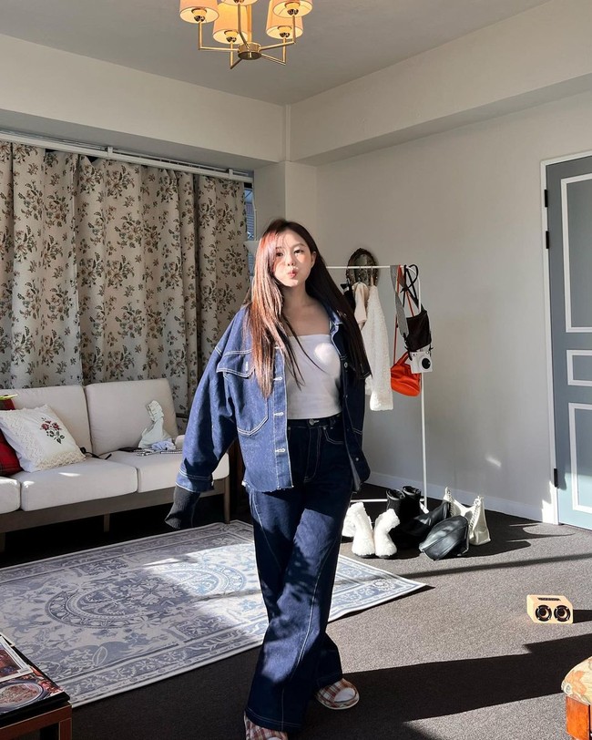 Tak hanya cantik, Hong Young Ki juga seorang pebisnis dan bercita-cita untuk jadi CEO. Selain itu, ia juga ingin membantu dan berdonasi untuk anak-anak. Aku suka berdonasi kecil dan membantu dalam cara-cara yang aku bisa tapi aku ingin melakukannya lebih besar dan merawat mereka sendiri. Aku pikir itu panggilan, kata Hong Young Ki.Foto: Instagram